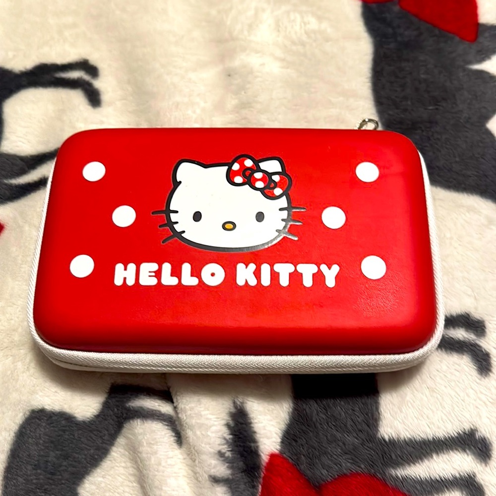 Hello Kitty 3DS/DS/DSi red case. Includes 7games